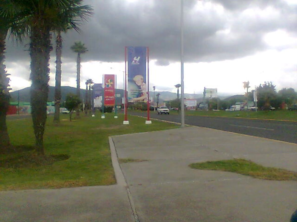 Avenida Felipe Ángeles — corredor vial principal de Pachuca con camellón