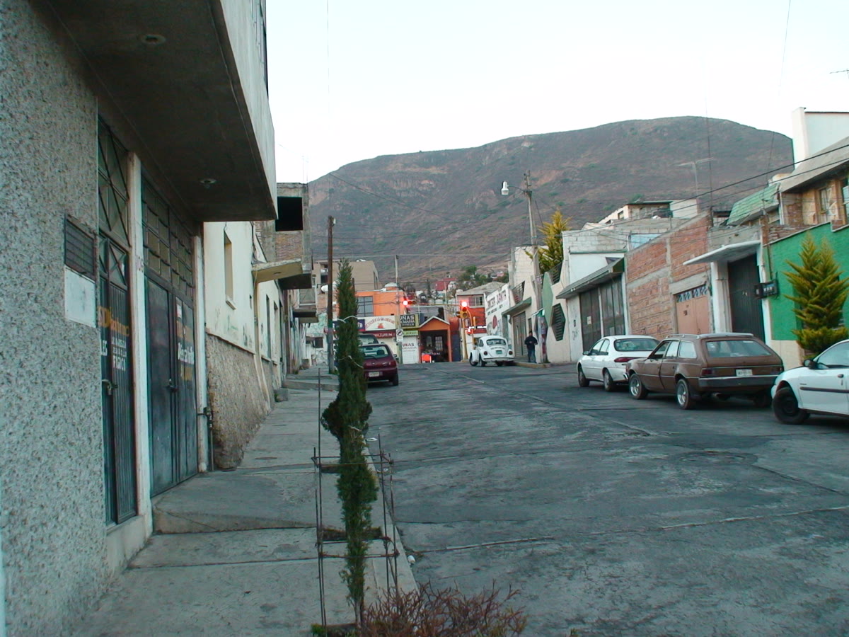 Personas caminando en la ciudad — movilidad activa y transporte peatonal urbano