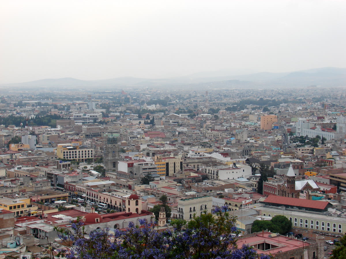 Panorámica de Pachuca de Soto, Hidalgo — vista desde el mirador con el Reloj Monumental y la Plaza Independencia en primer plano